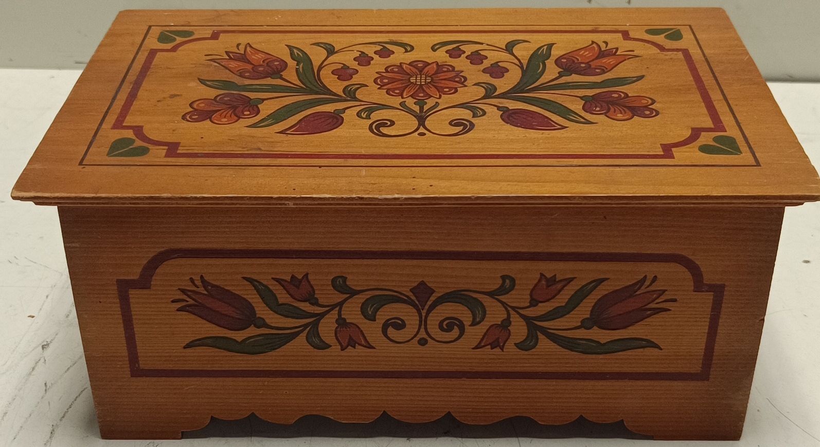 Truhen: Rustikale Holztruhe mit Blumenmalerei - (em61) – Gebraucht aus Künten von Schnaepplihuus