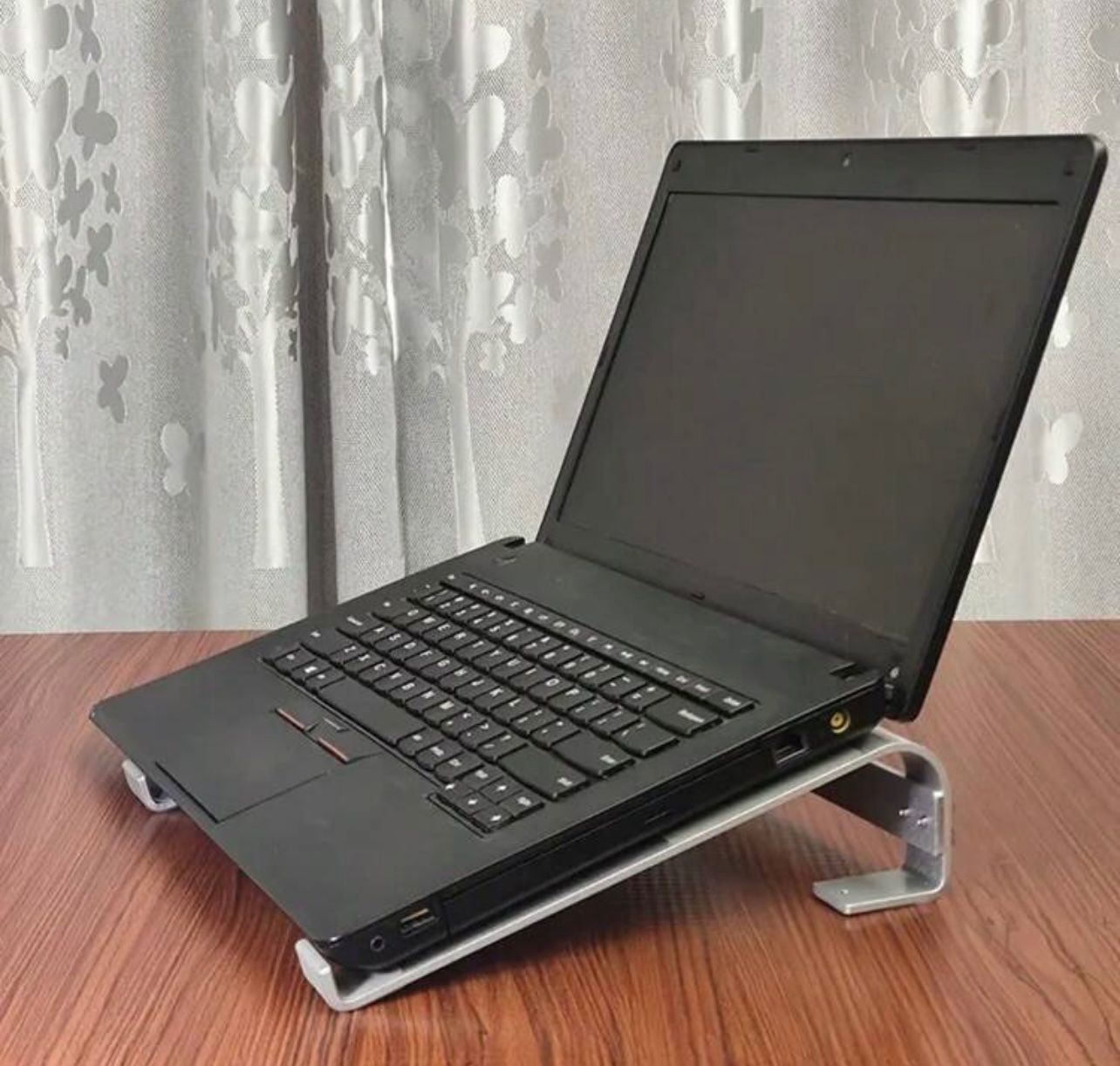 Racks & Cavalletti: Laptop Staender - NEU! – Nuovo e nell'imballaggio originale da Emmenbrücke venduto da engueteDeal