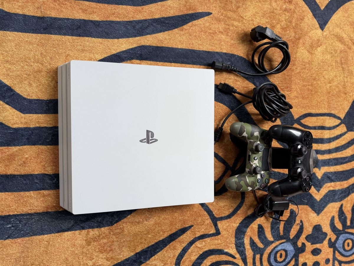 Sony Console: Weisse Playstation 4 Pro mit 2 Controller + Zubehör! – Usato da Hombrechtikon venduto da mar_fbp2