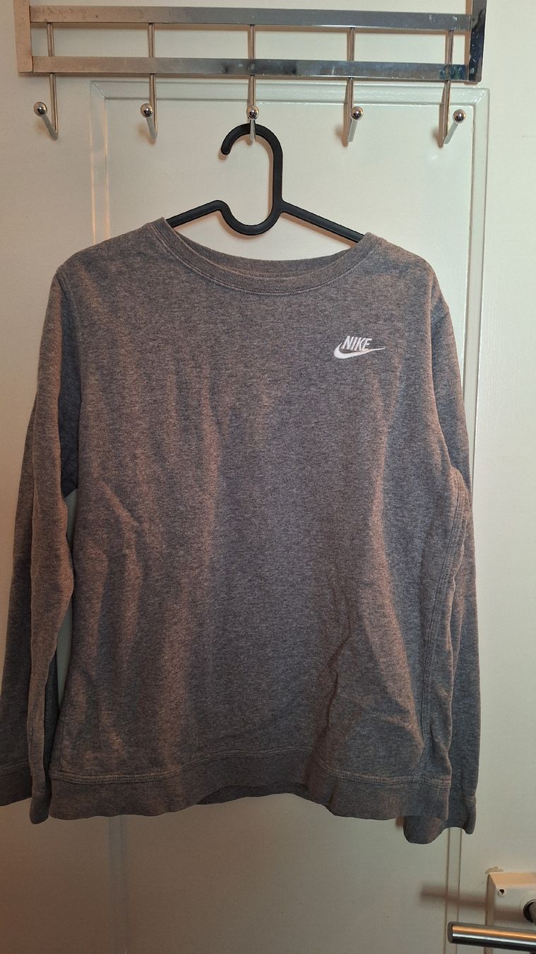 Nike Pulls et sweat-shirts: Nike Pullover grau – D'occasion à Winterthur par _lxeah