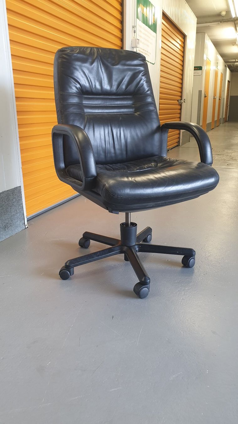 Sedie: Chaise de bureau noire en cuire – Usato da Genève venduto da MikhailG