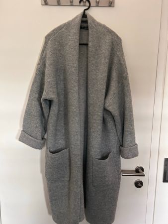 Wunderschöner légèrer grauer Strickmantel, Grösse TU