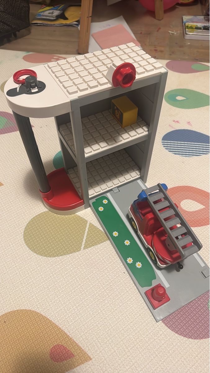Playmobil Giocattoli: Playmobil fire station Set - around 2010 model – Usato da Zug venduto da axx3l