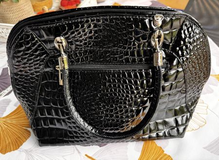 Sac à main noir aspect croco - Élégant et intemporel!