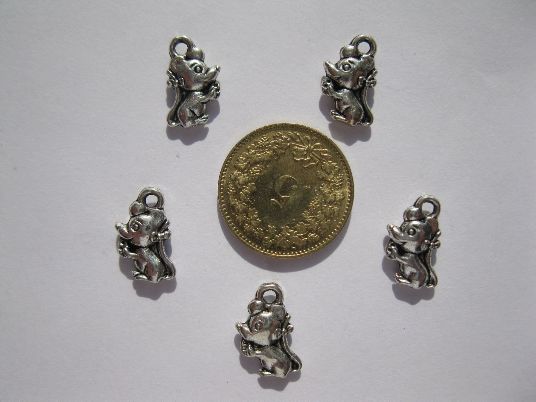 Perle (finte): 8 Anhänger metall, Maus – Nuovo e nell'imballaggio originale da St. Margarethen TG venduto da LuanaKa