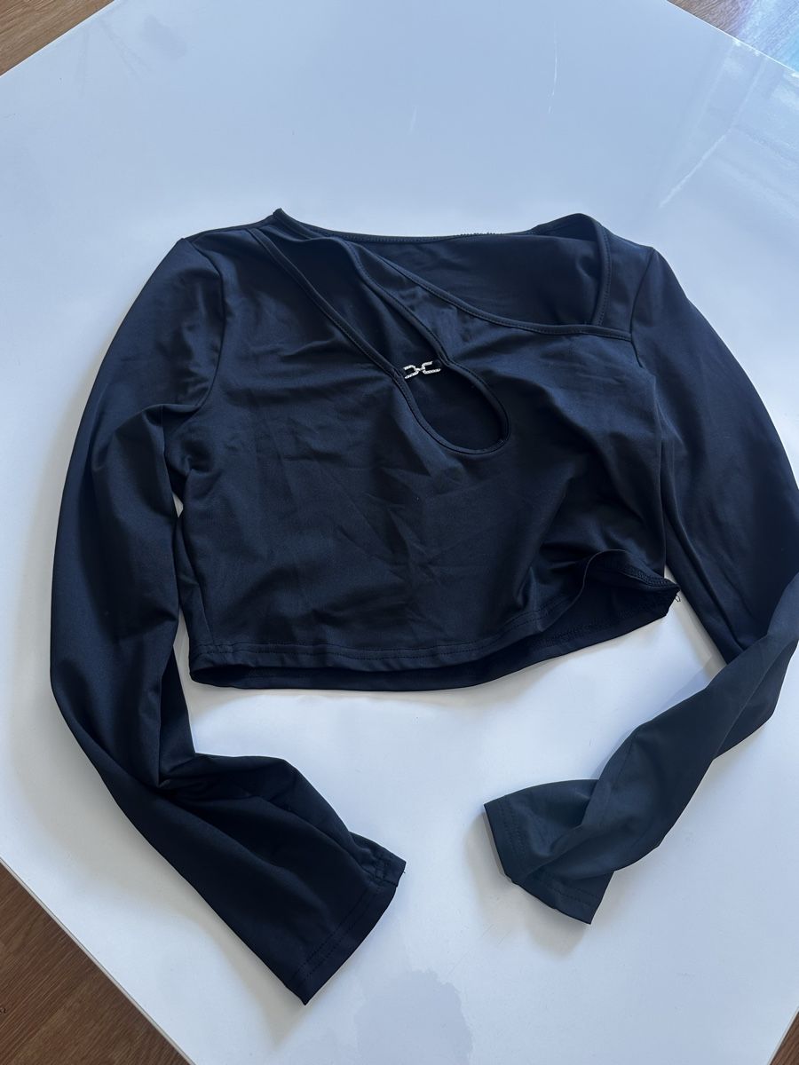 Shein Top: Schickes, asymmetrisches Oberteil, schwarz – Nuovo (secondo la descrizione) da Zürich venduto da gryffindor_aurorin