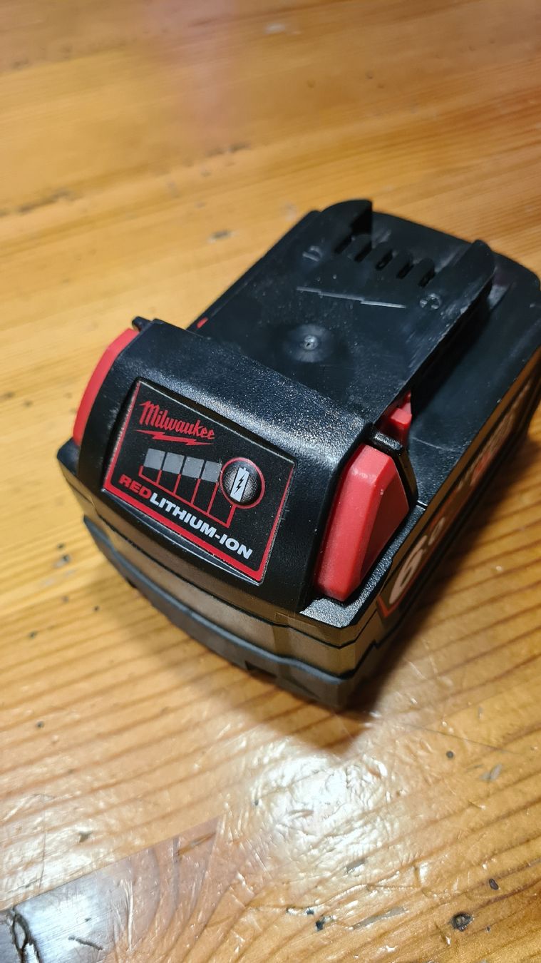 Milwaukee Tutti gli attrezzi: milwaukee m18 6.0 – Difettoso da Blumenstein venduto da SStaempfli