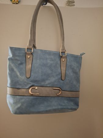 hellblaue Handtasche mit vielen Fächern.