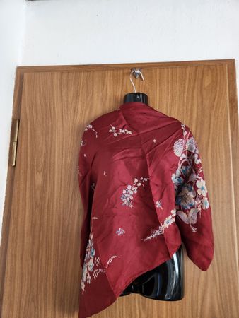 Carré en soie imprimé floral bordeaux