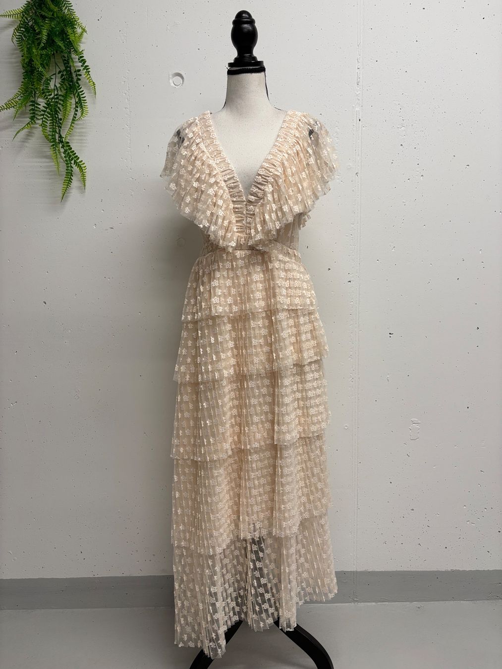 Sandro Vestiti: Sandro Midikleid 38 Spitze creme gestuft Cocktailkleid – Nuovo (secondo la descrizione) da Regensdorf venduto da secondchancefashion 1