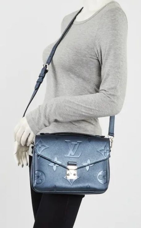 Louis Vuitton Borse: Louis Vuitton Pochette Metis Navy Nacre Empreinte Monogram – Nuovo (secondo la descrizione) da Grindelwald venduto da ricarda1970 5