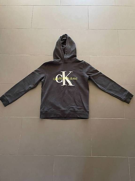 Pulls et sweat-shirts: Pull Calvin Klein taille 14ans – D'occasion à Bevaix par FloNat02