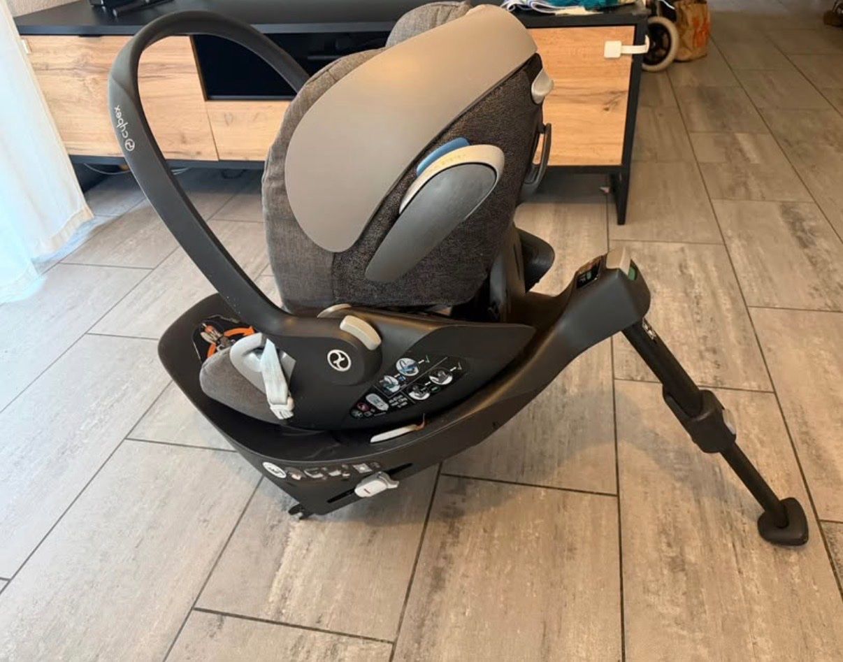 Cybex Sièges auto: Siège auto bébé Cybex Platinum + base ISOFIX – D'occasion à Lausanne par osm_fsr7