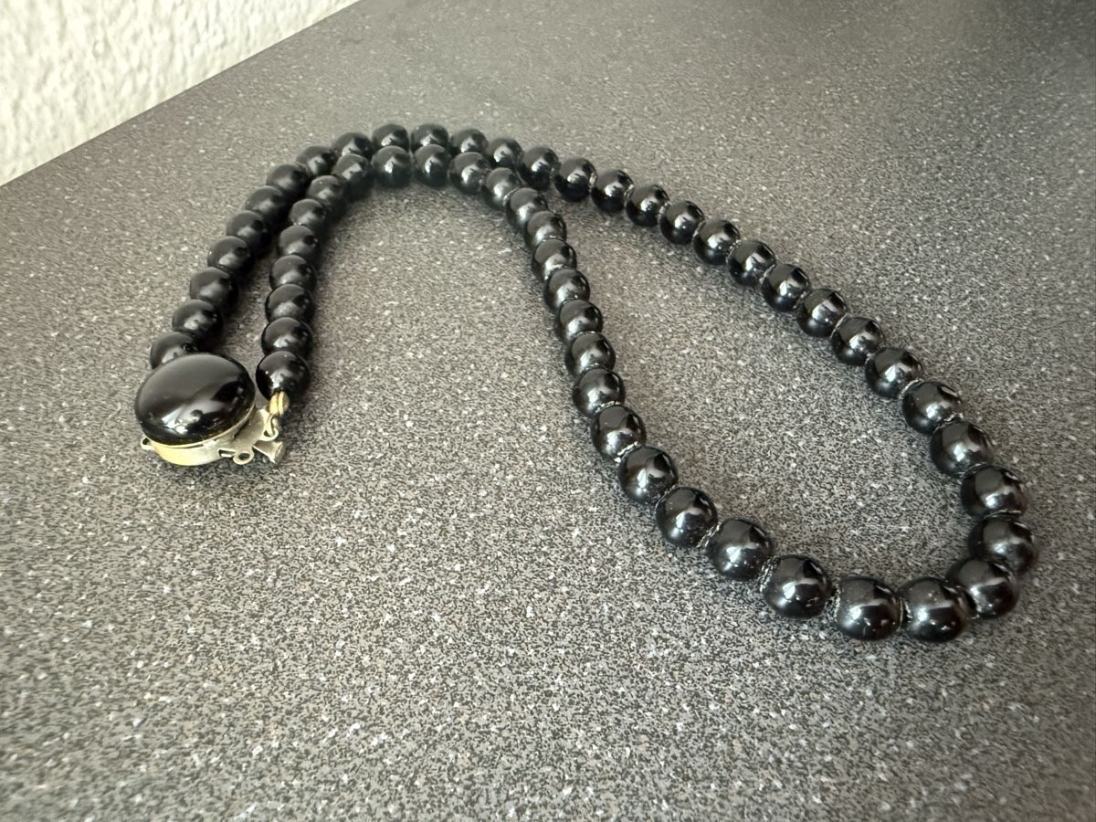 Catenine: Schwarze Vintage-Halskette aus Stein oder Glas – Usato da Lamone venduto da LaCantinaMagica 2