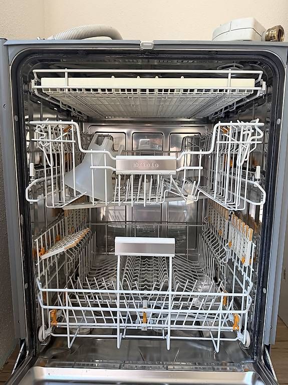 Miele Machines à laver la vaisselle: Geschirrspüler Miele – D'occasion à Sissach par Maeldrew 1