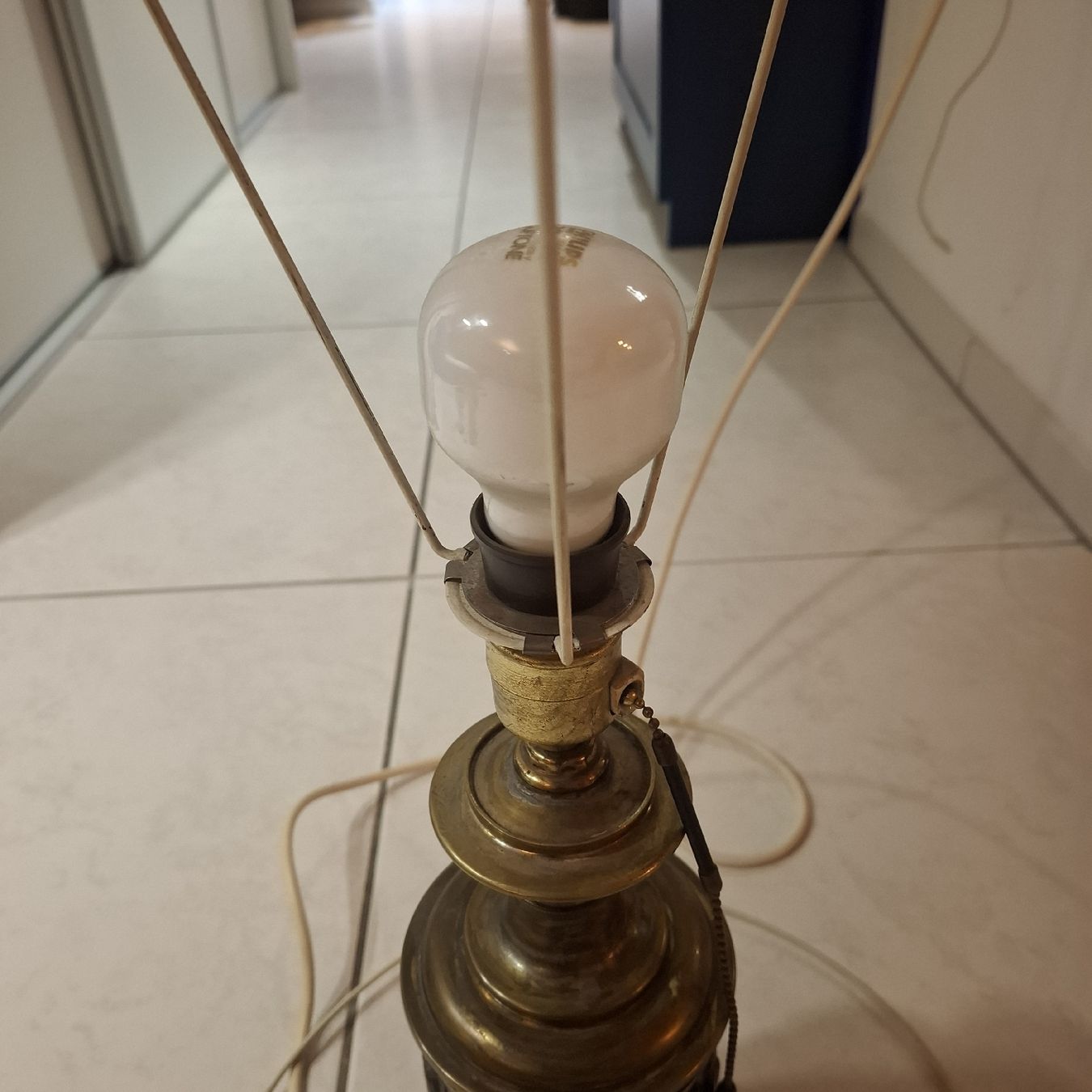 Lampade: Antiker Bronze Lampenständer – Difettoso da Nürensdorf venduto da DANG3REUX 2