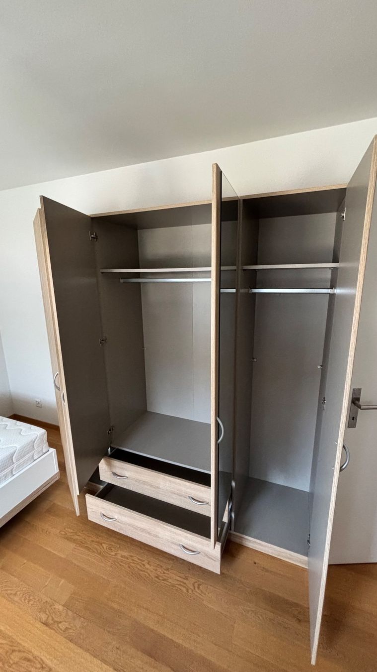 Conforama Armadi: Kleiderschrank Eicheoptik hell mit Spiegeln 4 Türen – Usato da Worb venduto da jon_8wpq 1