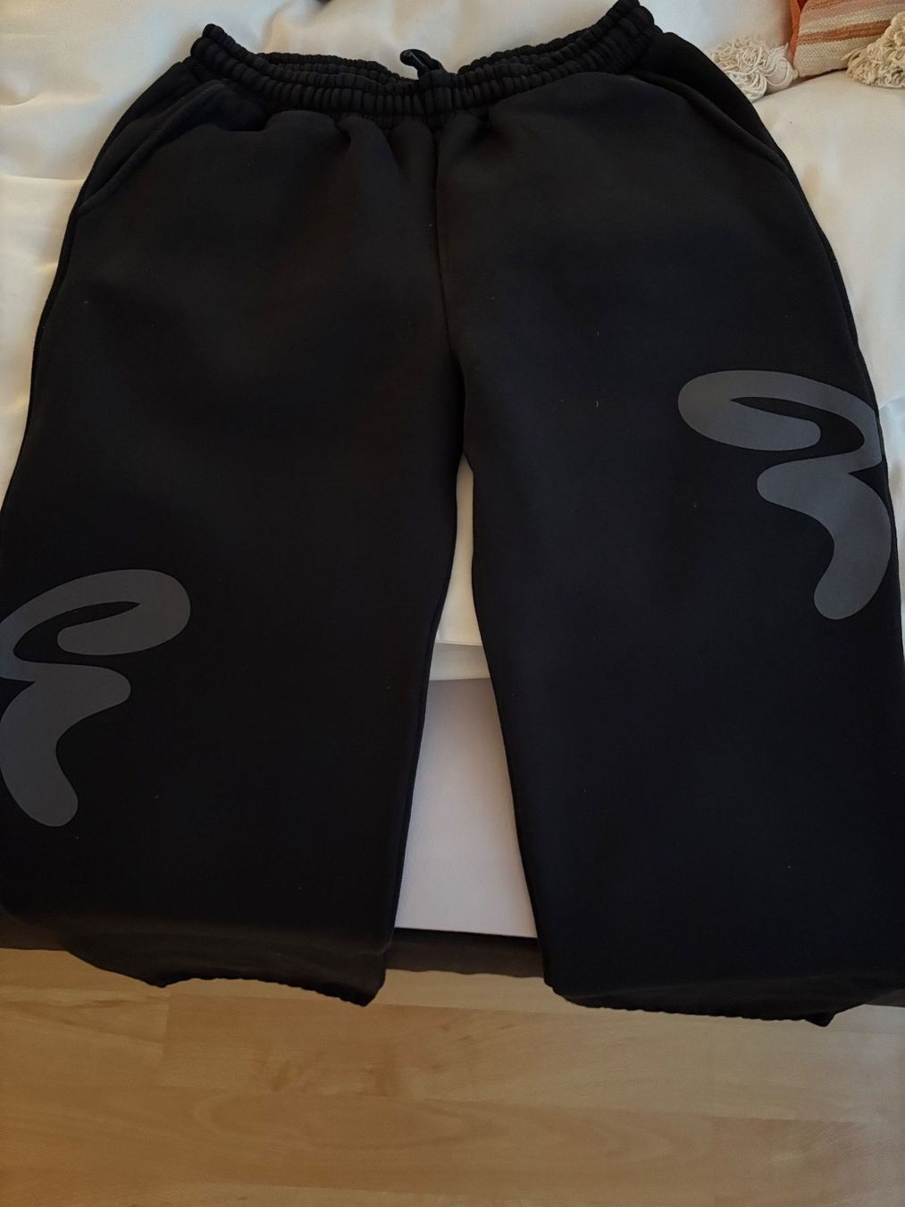 Pantaloni: Schwarze Felicious Trainerhose – Usato da Rheinfelden venduto da deborahbtl