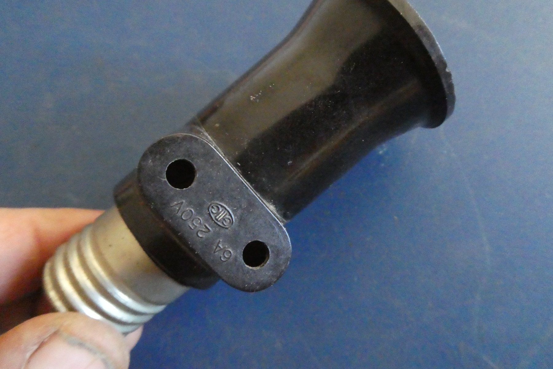 Spine: prise 220 ancienne – Usato da Fontaines NE venduto da monloisir 1