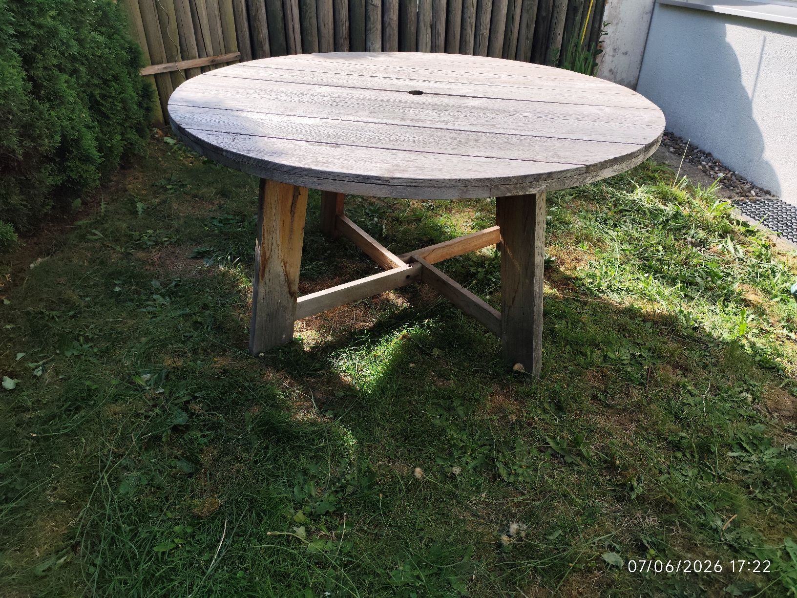 Tische: Holztisch – Gebraucht aus Volketswil von Dabegueter