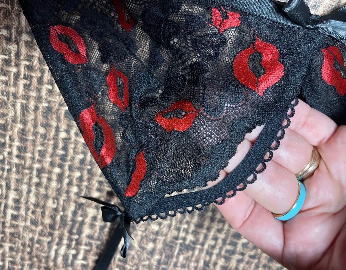 Altra biancheria intima: Completo intimo nuovo con pizzo nero e decoro baci rossi – Nuovo e nell'imballaggio originale da Locarno venduto da Fixed8 3