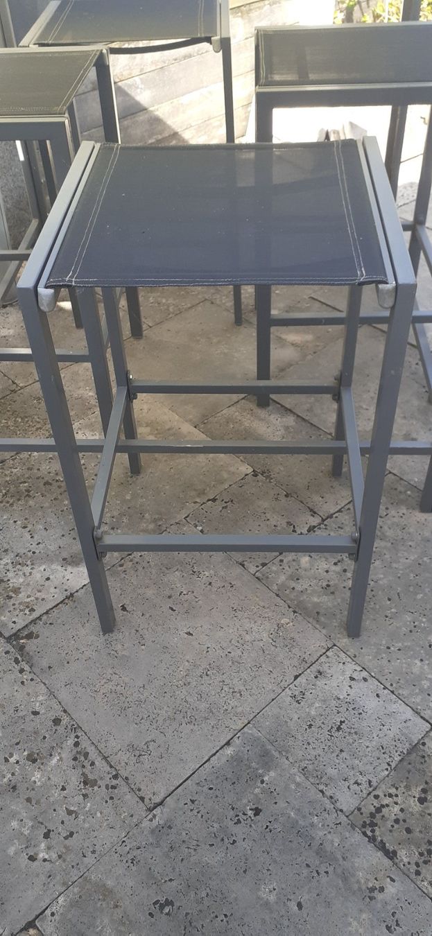 Tischset: Bartisch mit 4 Hocker – Gebraucht aus Niederönz von mola-one 1