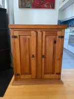 Alter spanischer Massivholz-Schrank / Sideboard