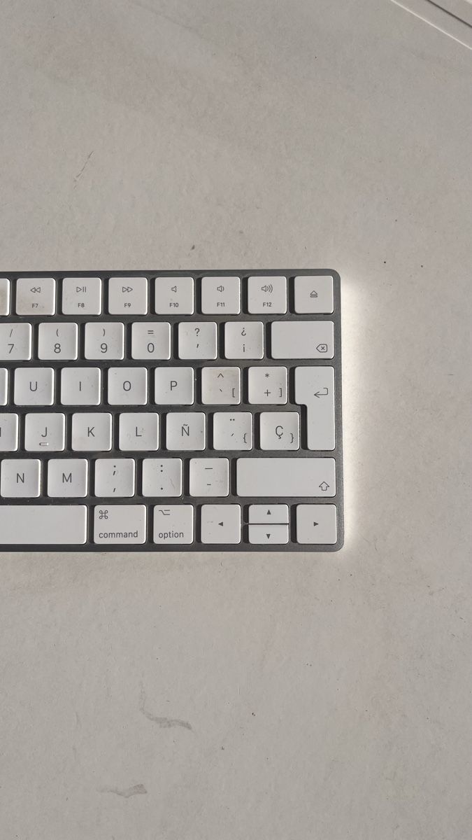 Apple Tastiere: Clavier Apple Magic Keyboard - État impeccable! – Usato da Givisiez venduto da ch.ch. 3