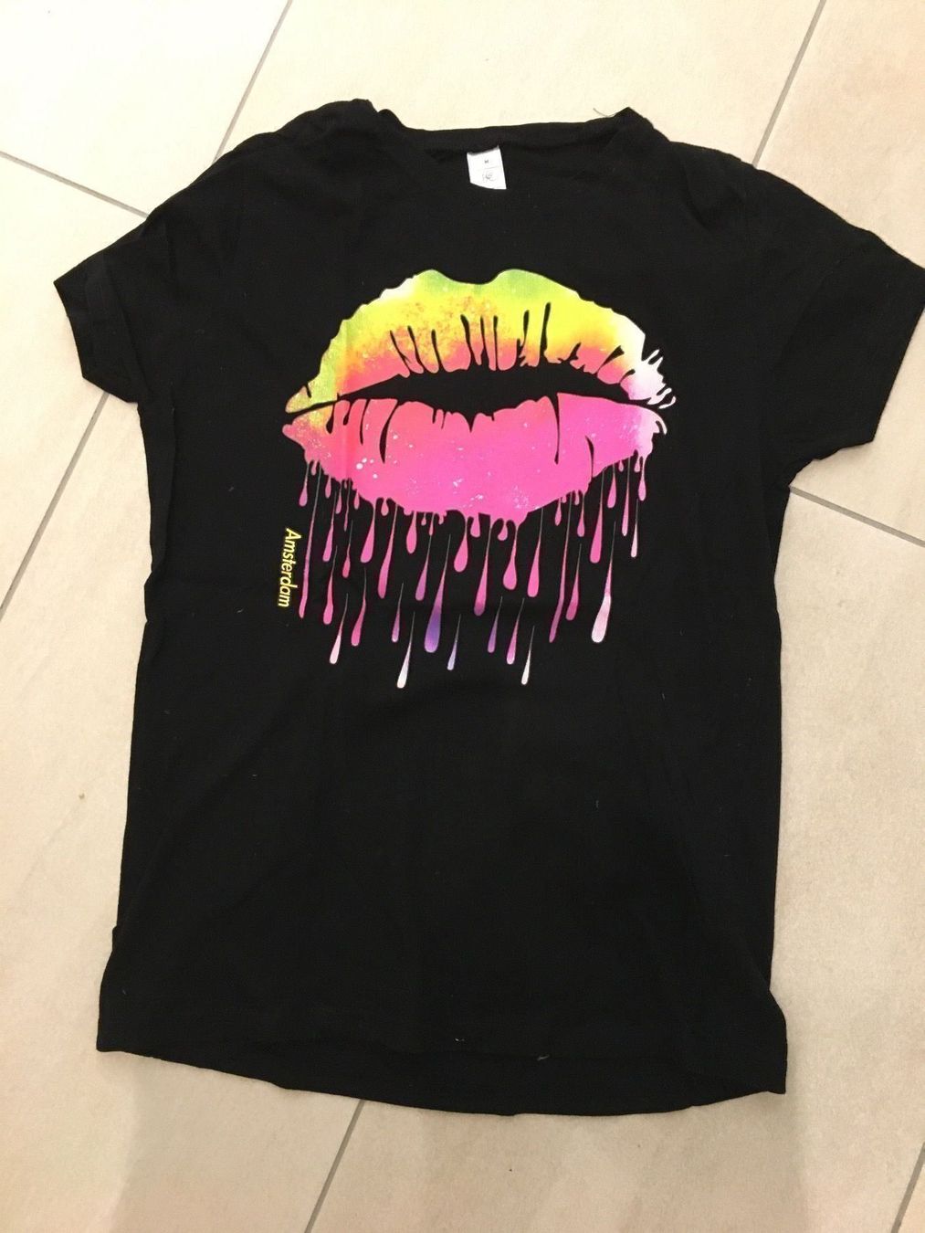 T-shirt: T-Shirt bouche design fluo – Usato da PRILLY venduto da hurricane2000