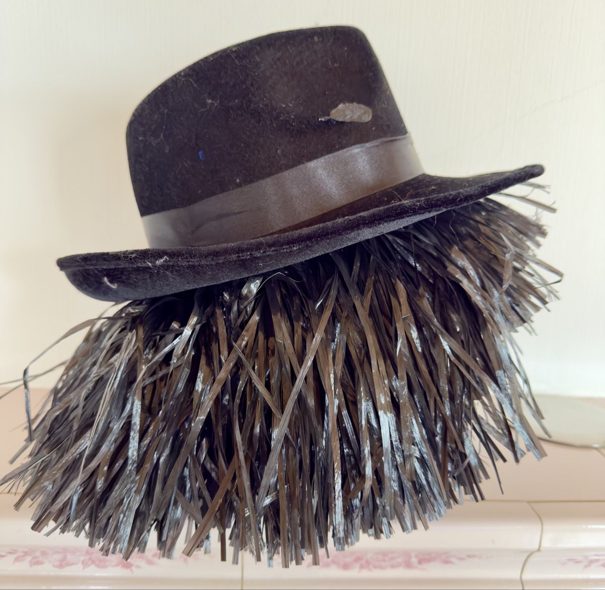 Copricapi, berretti & cappellini: Fasnacht Hut Schwarz mit Haare – Usato da Haegendorf venduto da Chruege 1