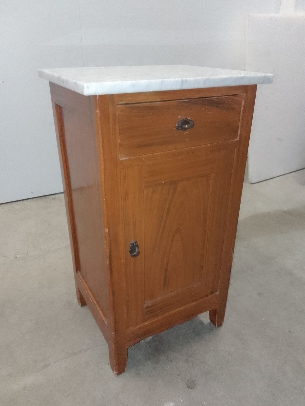 Comodini: Nachttischli Holz/Marmor, mit Schublade. – Usato da Trubschachen venduto da Caddy8