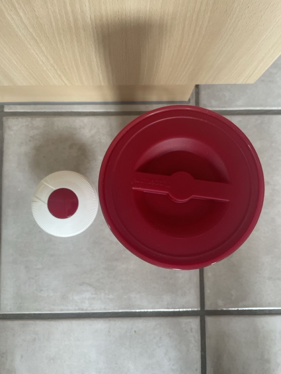 Tupperware Contenitori & Simili: Tupperware Thermoskanne Rot/Weiss   – Nuovo e nell'imballaggio originale da Kaiseraugst venduto da KlausSina 3