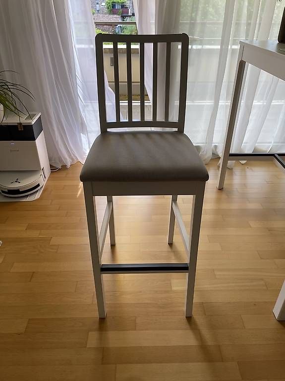 Set di tavolo e panche: IKEA EKEDALEN Bartisch mit 4 Barhockern  weiss/hellgrau – Usato da Zürich venduto da den_7ybn 1