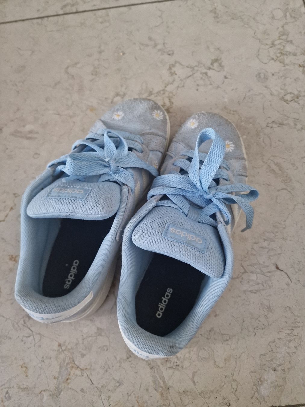 Adidas Chaussures filles: Adidas Sneakers – D'occasion à Köniz par nicolegru