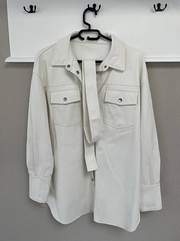 Giacche: Cremeweiße Kunstlederjacke / Shacket mit Gürtel – Usato da Glis venduto da SabrinaXA