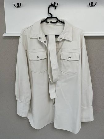 Cremeweiße Kunstlederjacke / Shacket mit Gürtel