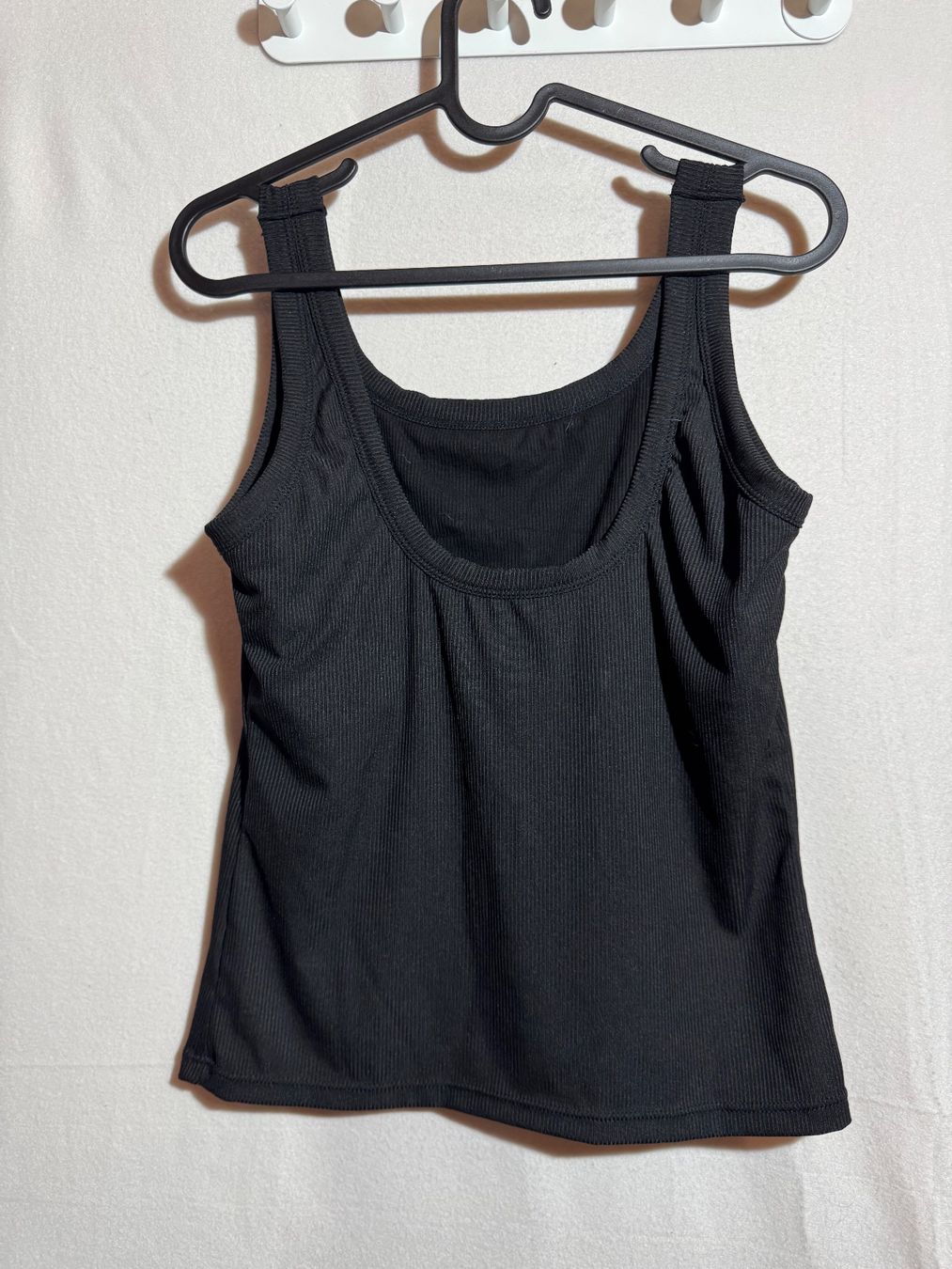 Top: Schwarzes Basic mit verstärkter Brust Gr. M – Nuovo (secondo la descrizione) da Grosswangen venduto da SALE_SALE_SALE