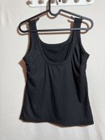 Schwarzes Basic mit verstärkter Brust Gr. M