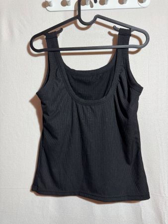 Schwarzes Basic mit verstärkter Brust Gr. M