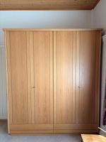 Grosser Kleiderschrank mit 4 Türen und 2 Schubladen