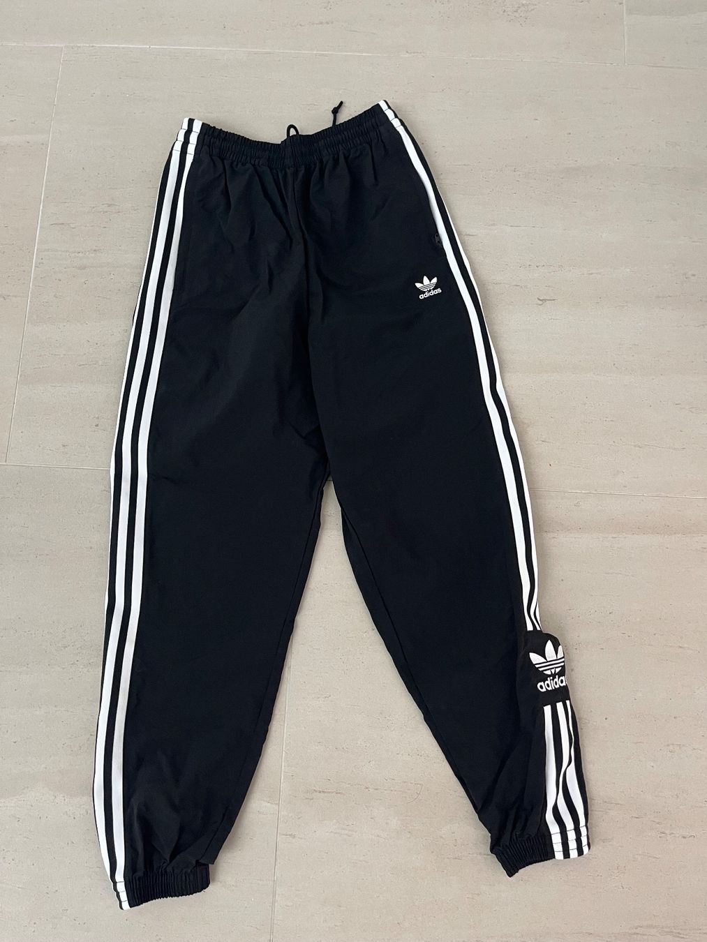 Adidas Pantaloni: Original Adidas Jogginghose Gr UK 8/EU34 – Nuovo (secondo la descrizione) da Luzern venduto da Sono2