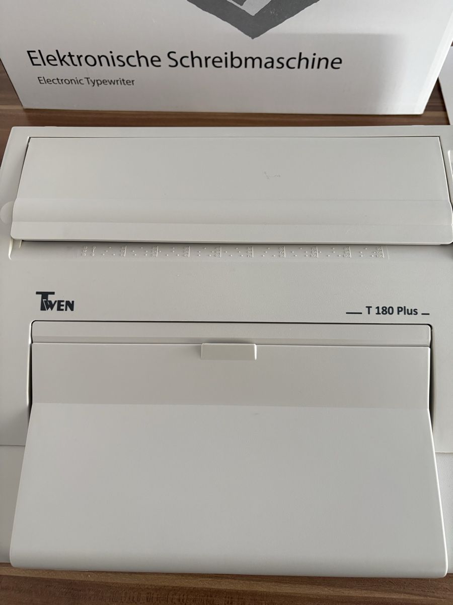 Macchine da scrivere: Elektronische Schreibmaschine  – Usato da Wolfwil venduto da autolindemann 3