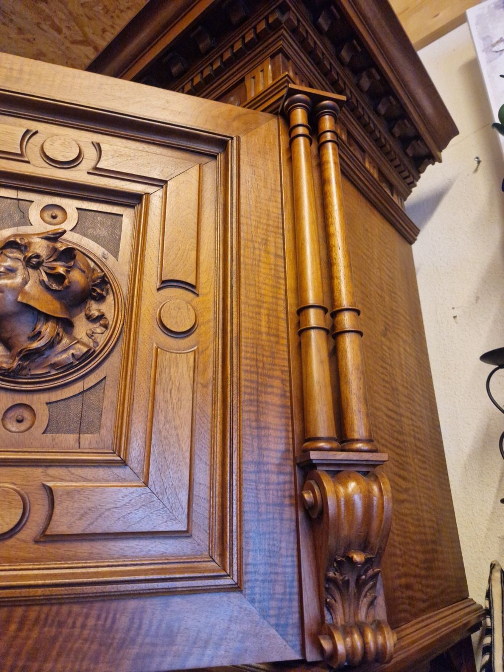 Credenze: Eindrucksvoller, antiker Nussbaum Schrank – Usato da Arbon venduto da MadameLuLa9320 4