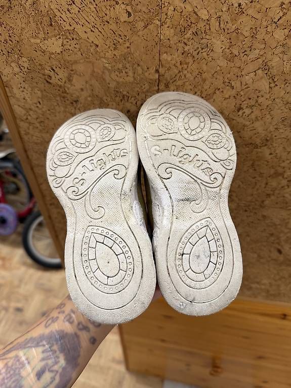 Schuhe für Mädchen: Sketchers light Schuhe Licht gr.26  – Gebraucht aus Flawil von PWMU 1