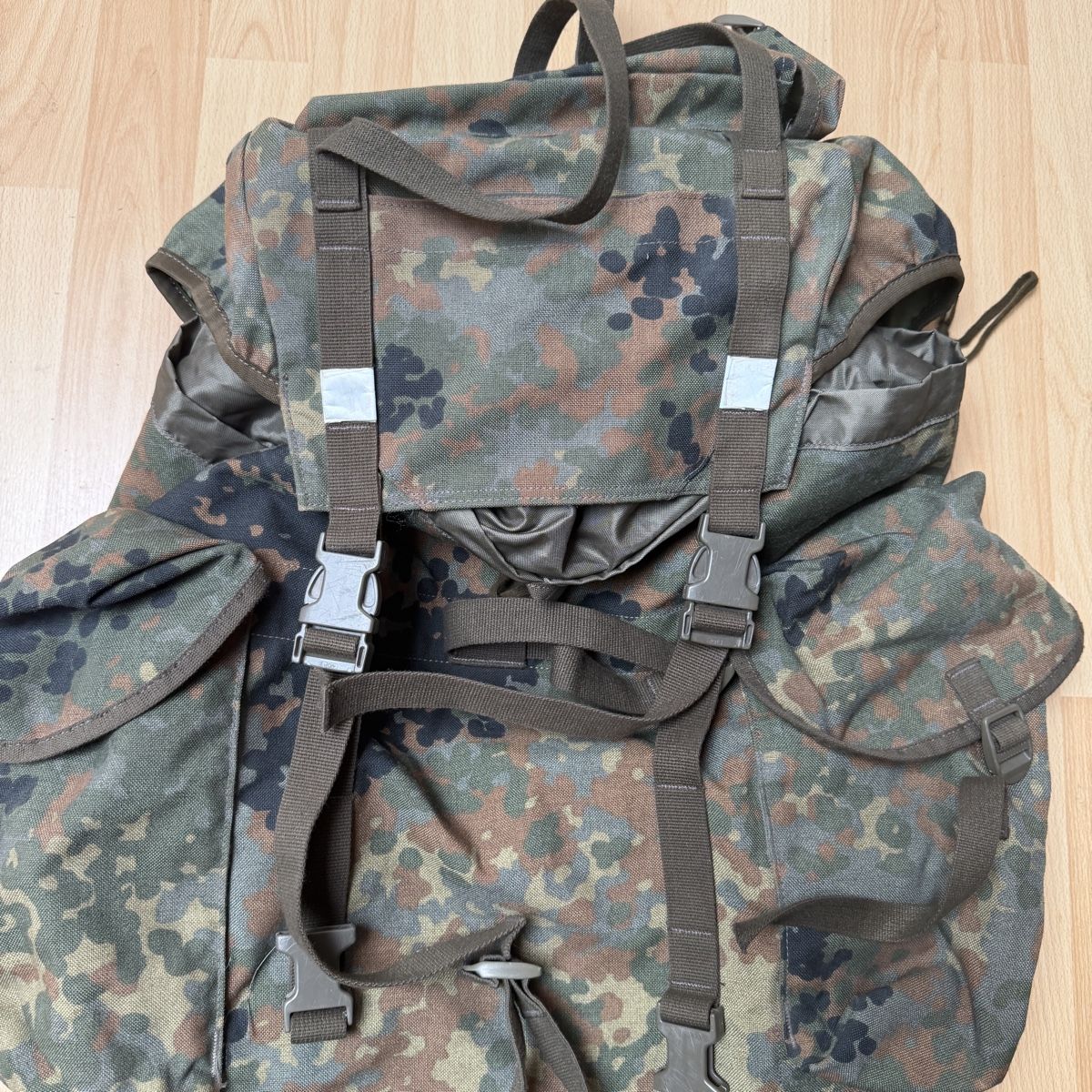 Rucksäcke: Rucksack Flecktarn gross mit Seitentaschen gebraucht – Gebraucht aus Thun von BanjoDan 1