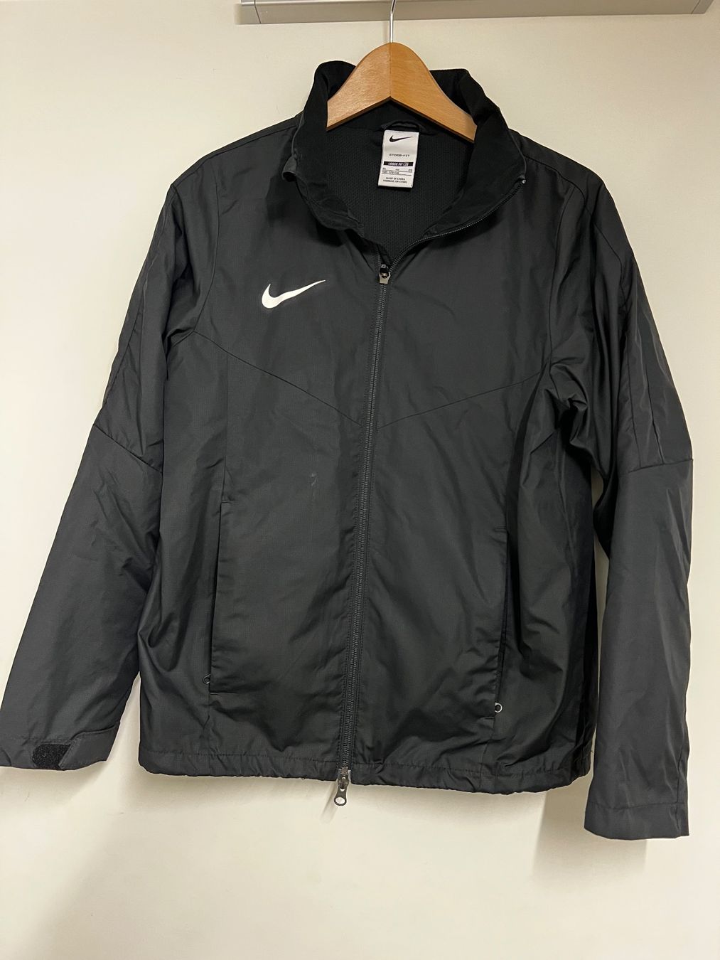 Nike Vestes & Manteaux: Nike Windjacke – D'occasion à Schwerzenbach par neonsternschnecke