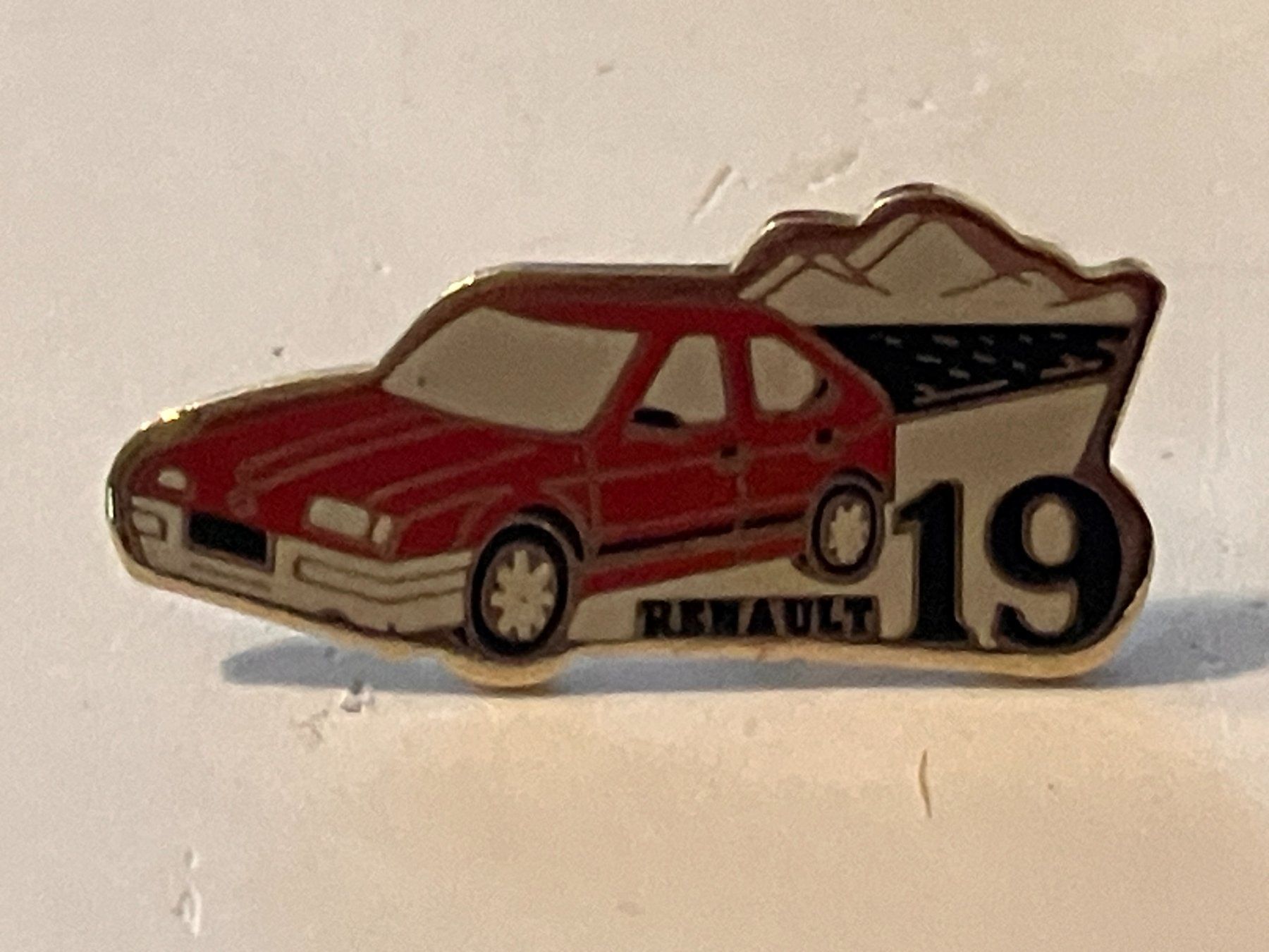 Placchette & Badge: 1 Pin Renault 19 – Usato da Basel venduto da djwwpp