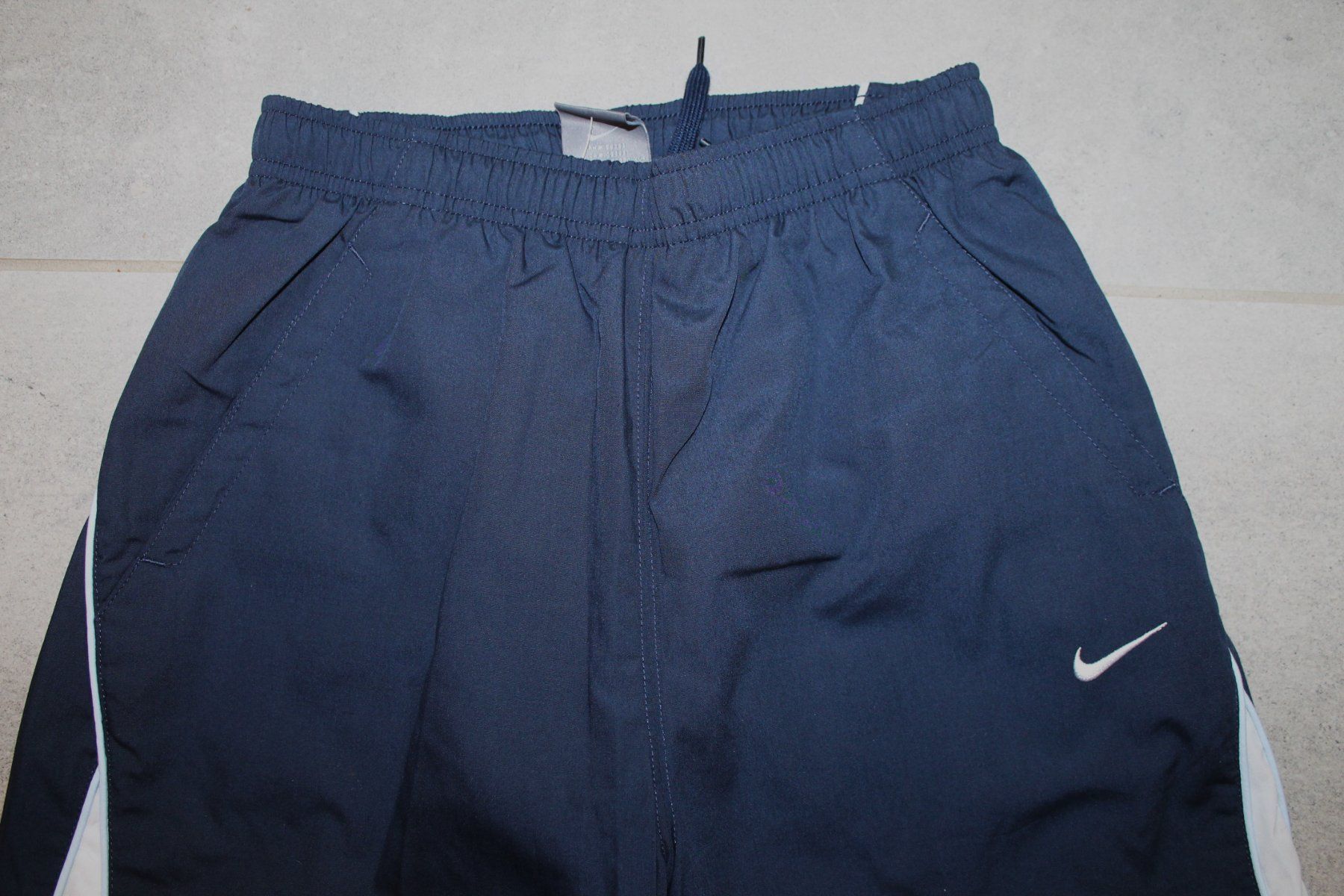 Nike Pantaloni: Pantacourt neuf NIKE taille 140/152 – Nuovo e nell'imballaggio originale da Chez-le-Bart venduto da jasse 1