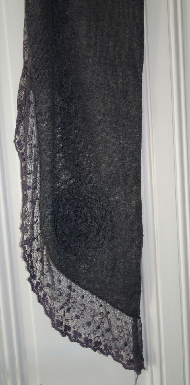 Foulard & Sciarpe: Echarpe grise dentelle et fleurs – Usato da Châtelaine venduto da Gio54321 5