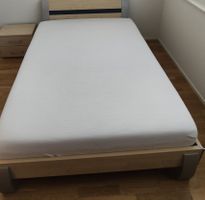 Biete gut erhaltenes Bettgestell mit Matratze und Nachttisch